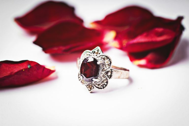 世代を超えて輝き続けるカルティエの価値と高級ブランド買取市場の魅力