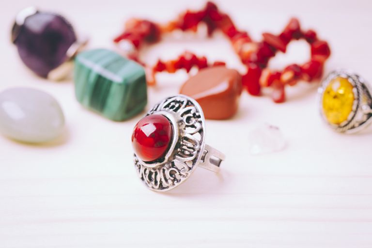 カルティエの歴史と資産価値を紐解く高級ジュエリーと時計買取の真髄